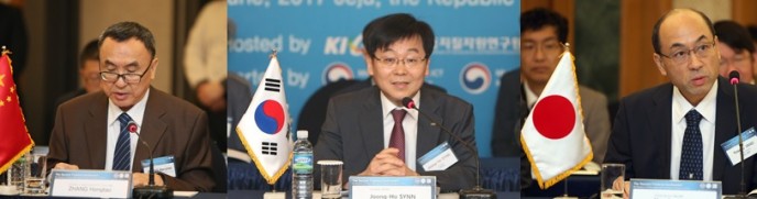 장 홍타오 중국 국무위원, 신중호 한국지질자원연구원장, 유사쿠 야노 일본지질조사소장(왼쪽부터). - 한국지질자원연구원 제공